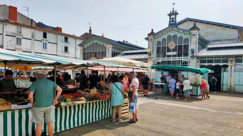Die historische Markthalle von La Rochelle lockt kulinarisch.