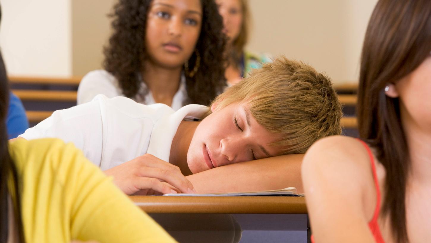 Jugendliche lernen zwar tatsächlich im Schlaf, sollten im Optimalfall aber ausgeruht zum Unterricht erscheinen.