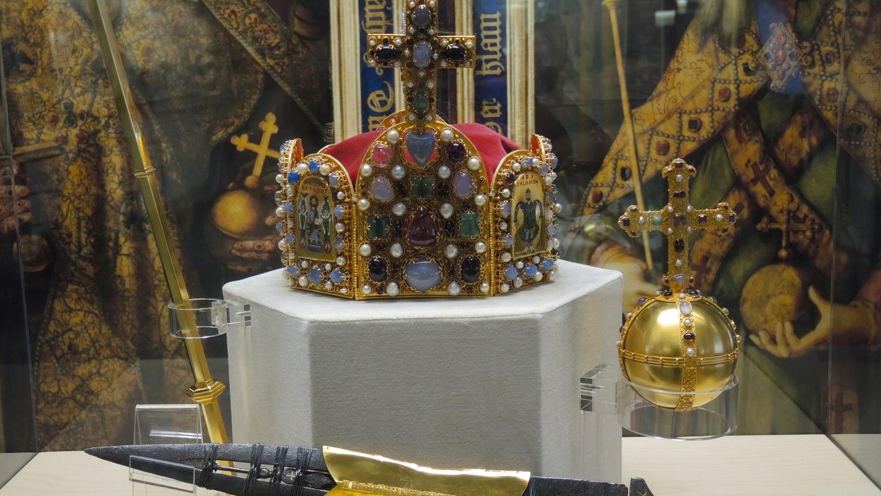Repliken von Teilen der Reichskleinodien gibt es in Rothenburg, die Originale sind in der Schatzkammer der Wiener Hofburg ausgestellt.