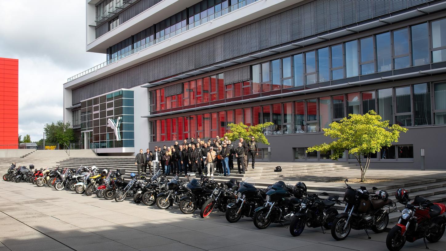 Rund 50 Motorradfans haben sich vor dem Puma-Hauptquartier in Herzogenaurach getroffen, um die gemeinsam von dem Sportartikelherstellers und Peter Maffay ins Leben gerufene Initiative Ride for Good zu unterstützen.
