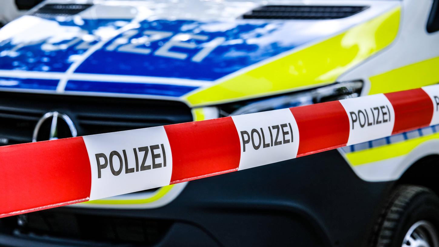 Am Montagnachmittag kam ein 18-Jähriger Autofahrer von der Fahrbahn ab und beschädigte unter anderem einen Stromverteilerkasten. (Symbolbild) Am Montagnachmittag kam ein 18-Jähriger Autofahrer von der Fahrbahn ab und beschädigte unter anderem einen Stromverteilerkasten. (Symbolbild)
