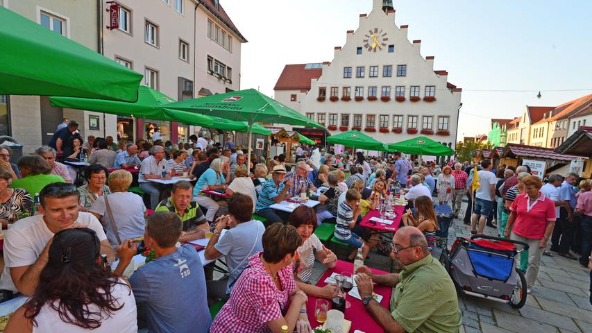 Rund ums Neumarkter Rathaus findet am Freitag (ab 18 Uhr) und Samstag (ab 11 Uhr) ein Weinfest statt. Lokale Fachgeschäfte, aber auch welche aus der Partnerstadt Mistelbach in Österreich versorgen das Publikum mit feinsten Tröpfchen.