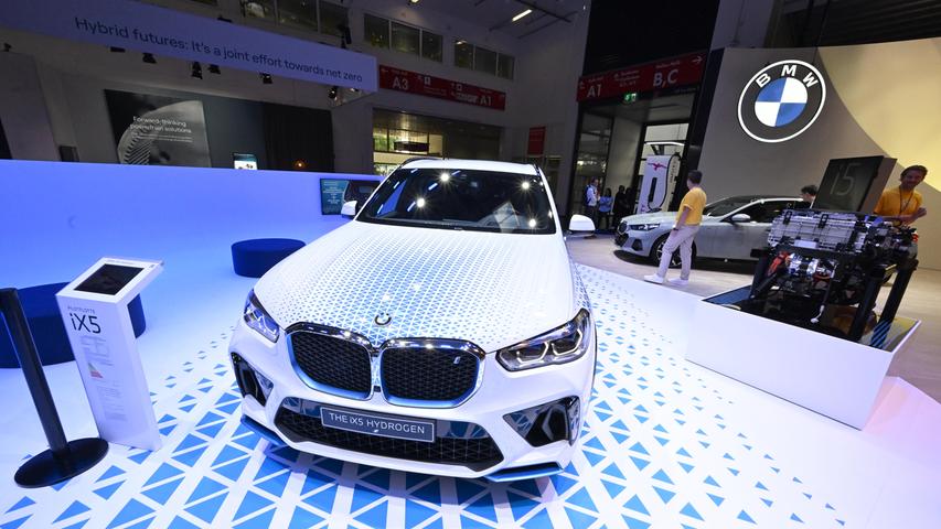 Ein BMW iX5 Hydrogen steht am Stand von BMW auf der Auto- und Verkehrsmesse IAA. Die Internationale Automobil-Ausstellung IAA Mobility 2023 findet vom 05. bis 10. September in München statt. 