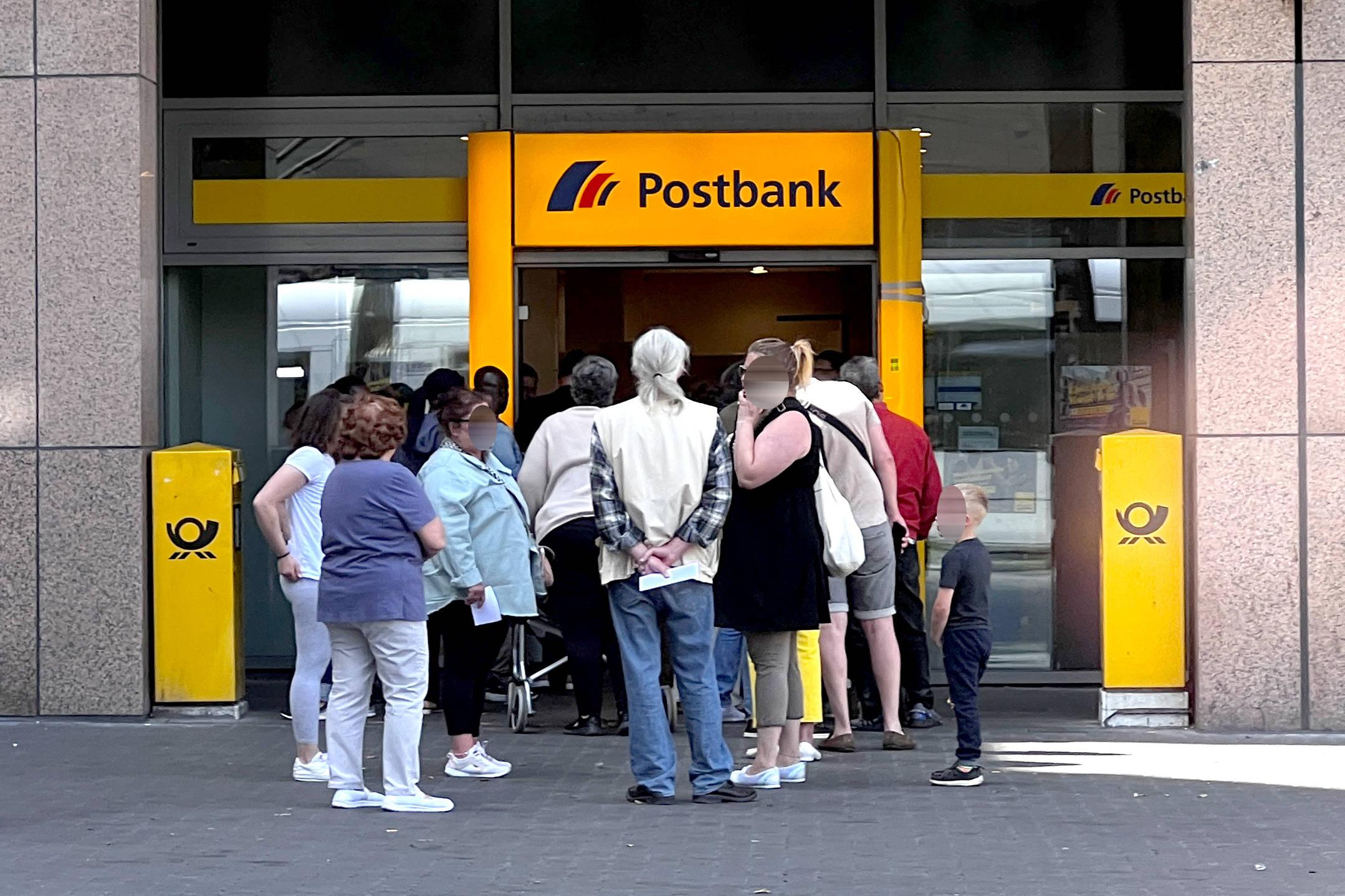 Konten-Chaos Bei Der Postbank: Falsche Überweisungen Und IT-Probleme