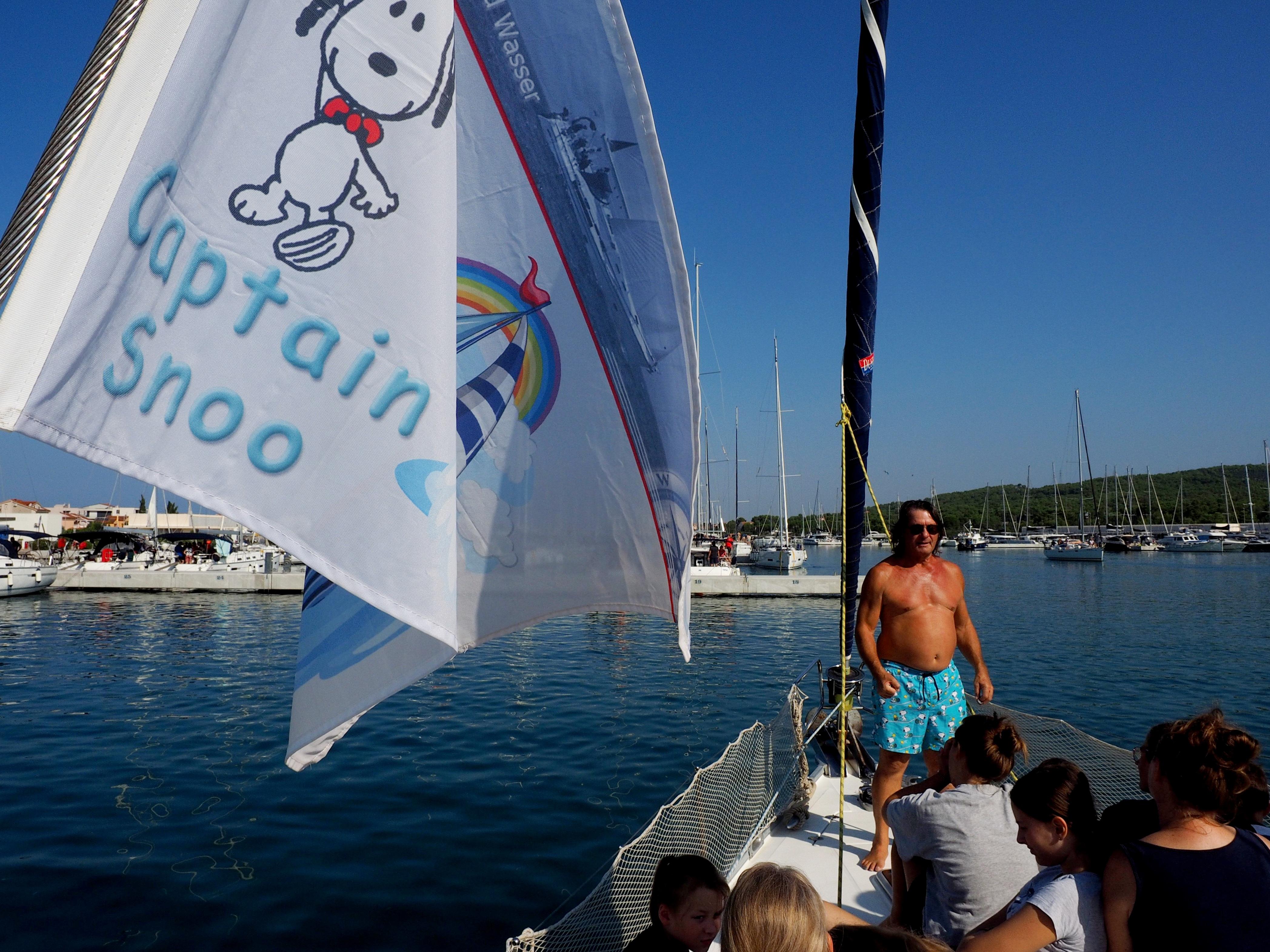 Er hat sogar seine eigene Fahne aufgehängt.