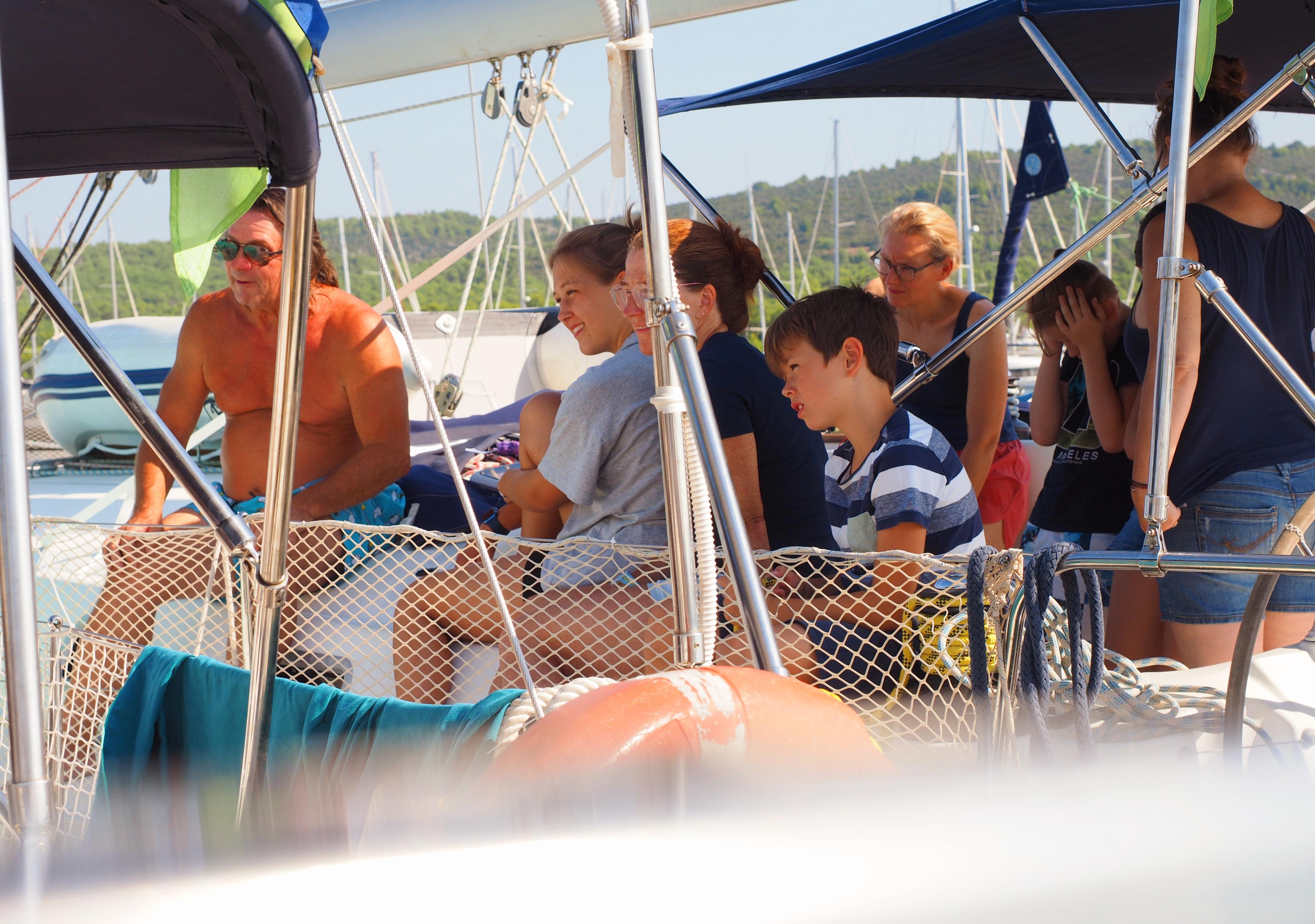 Käp'n Snoo weist seine Crew ein. Die spannende Reportage zu dieser Bildergalerie lesen Sie hier auf www.nn.de.