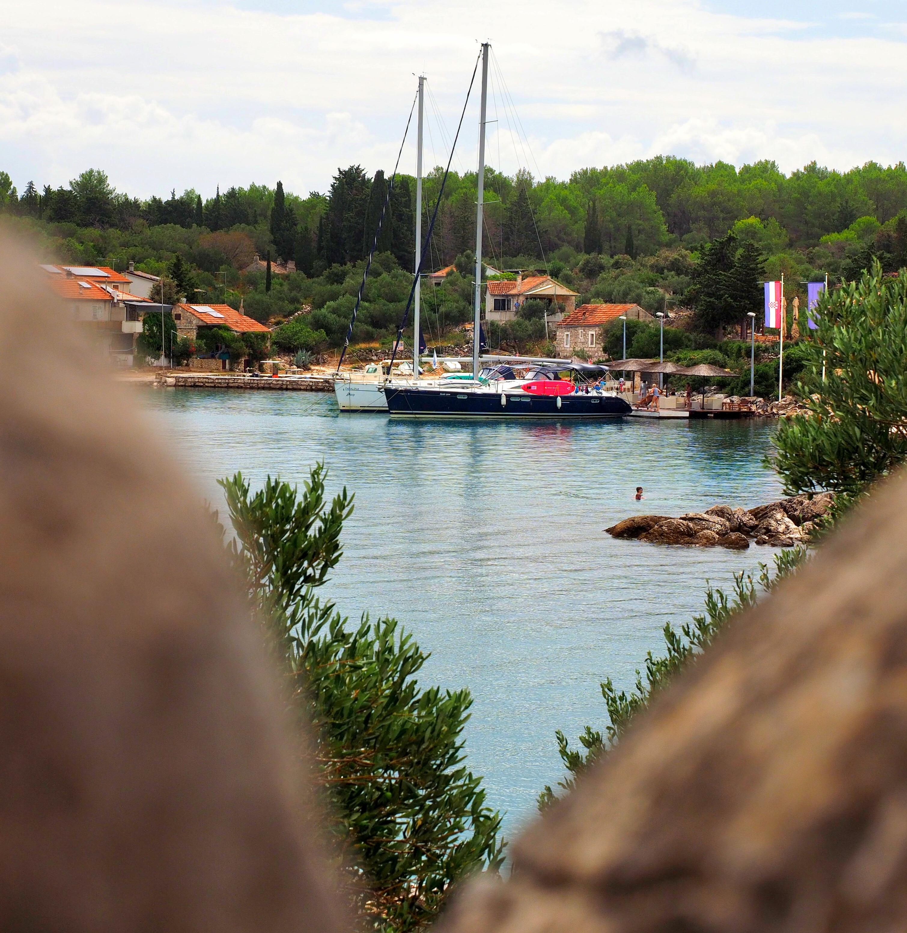 So schön liegen die Boote im Mini-Hafen.