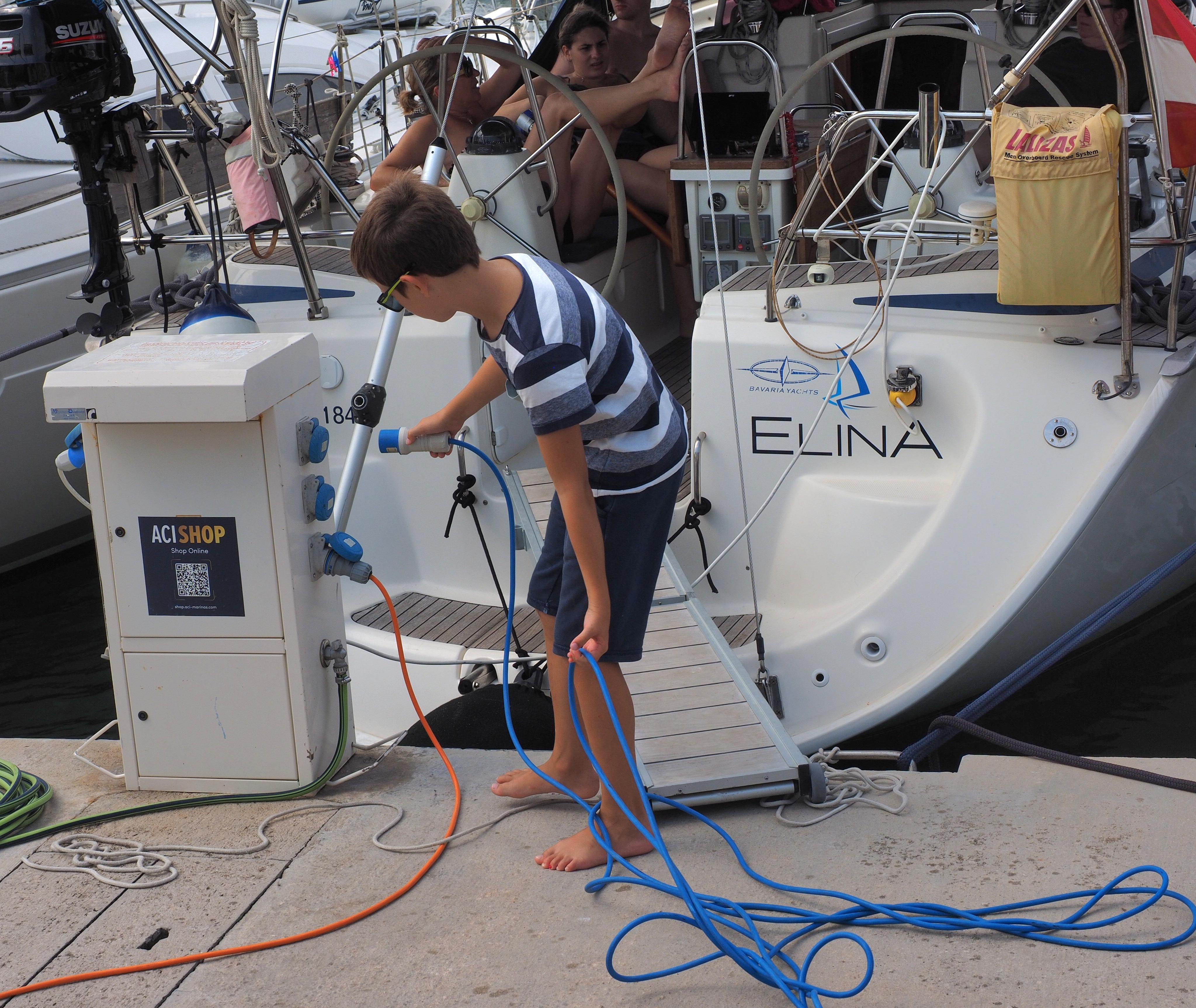 Auch den Strom steckt der Schiffsjunge an.