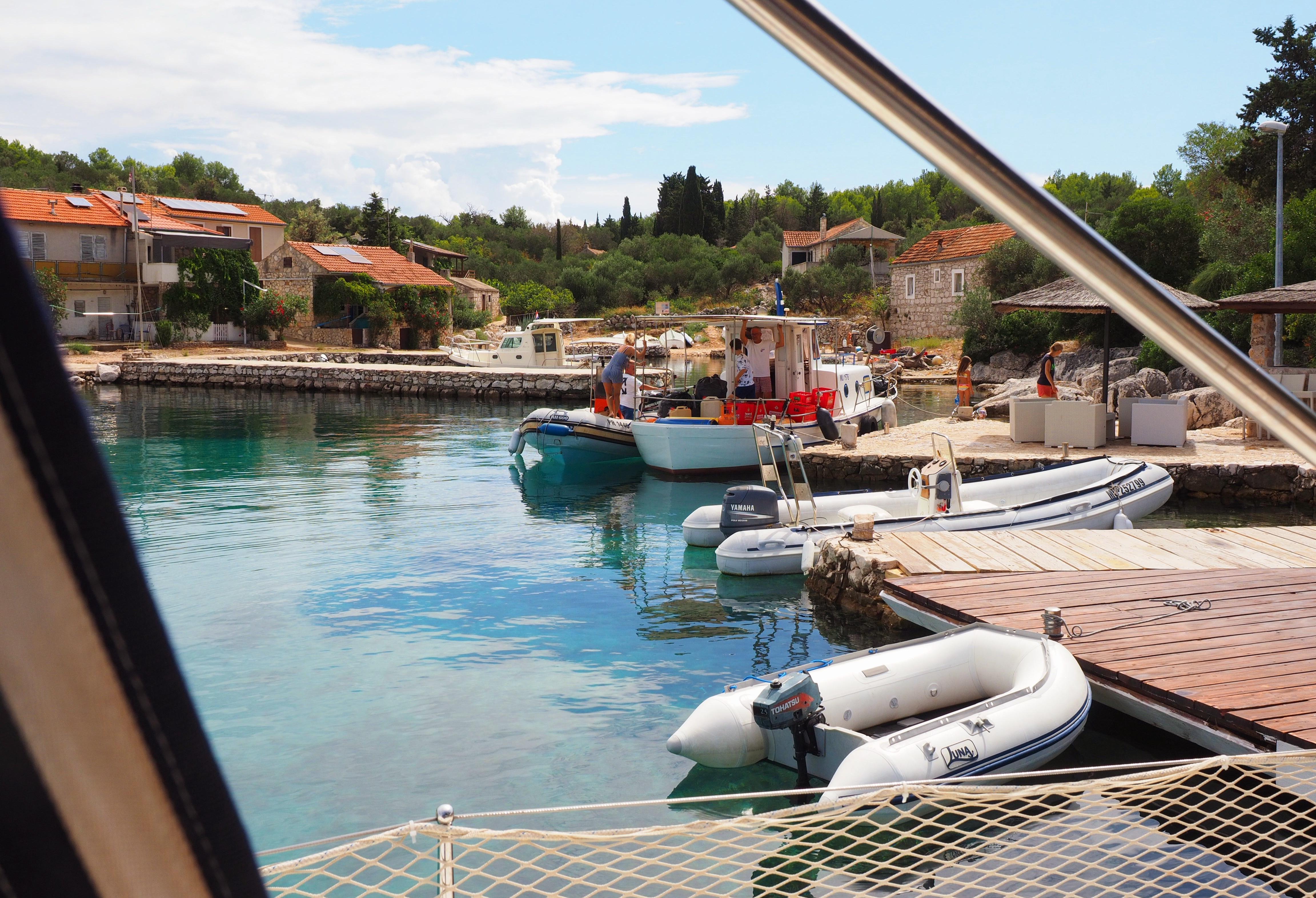 Der winzige Hafen vor dem Fischrestaurant.