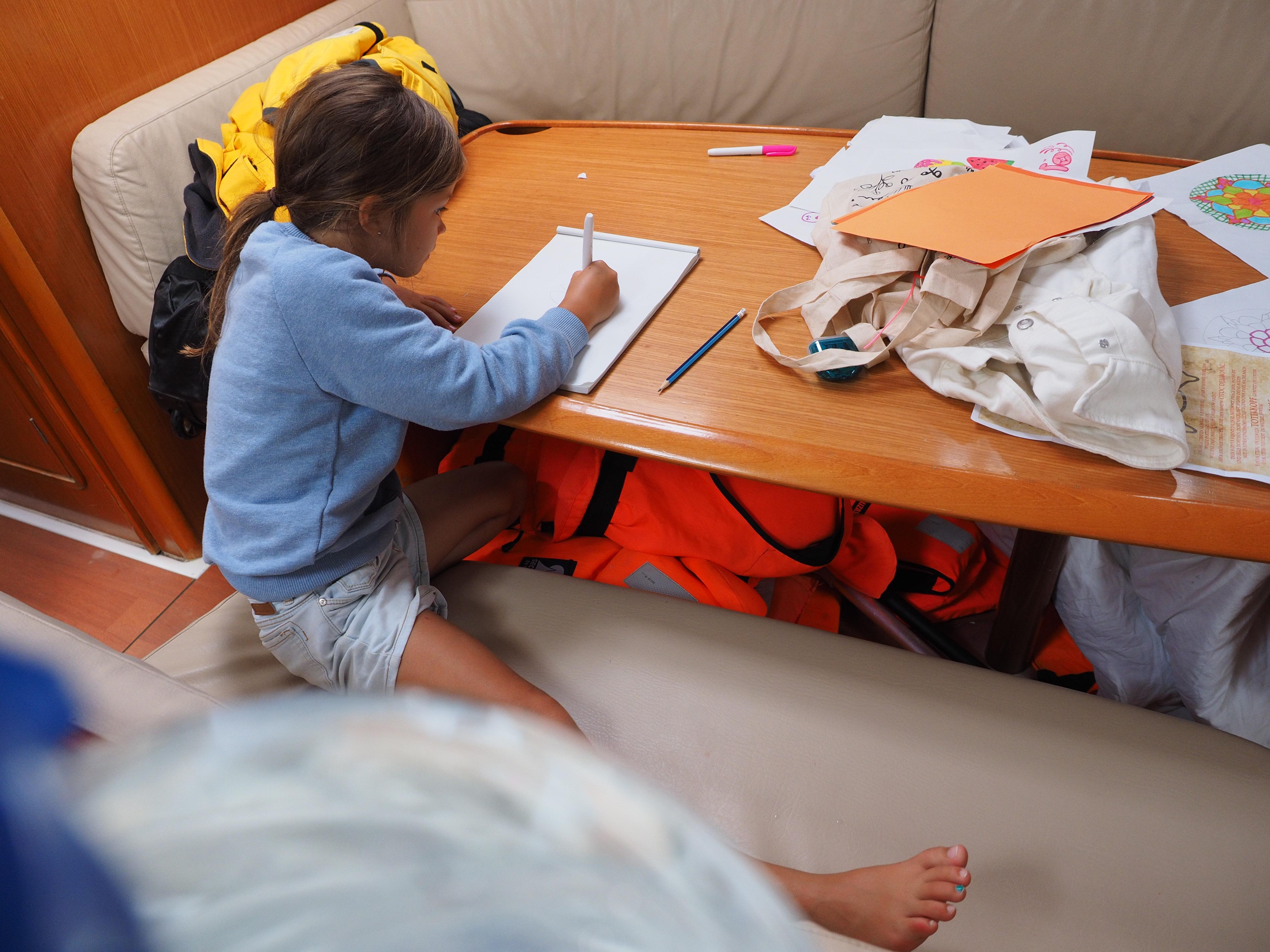 Die Kleinste malt während der Überfahrt in der Messe unter Deck.