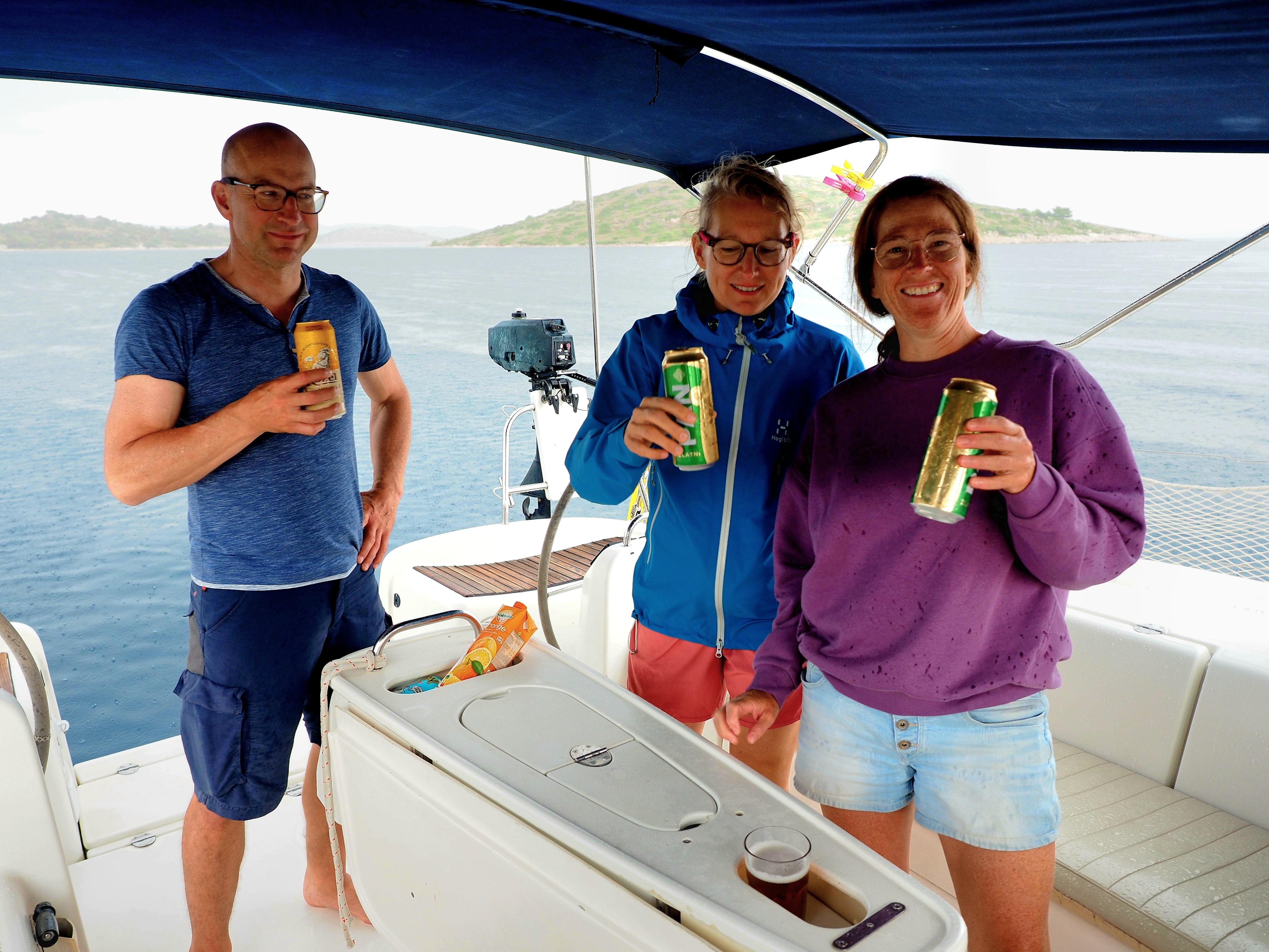 Das verdiente Anlegebier. Die spannende Reportage zu dieser Bildergalerie lesen Sie hier auf www.nn.de.