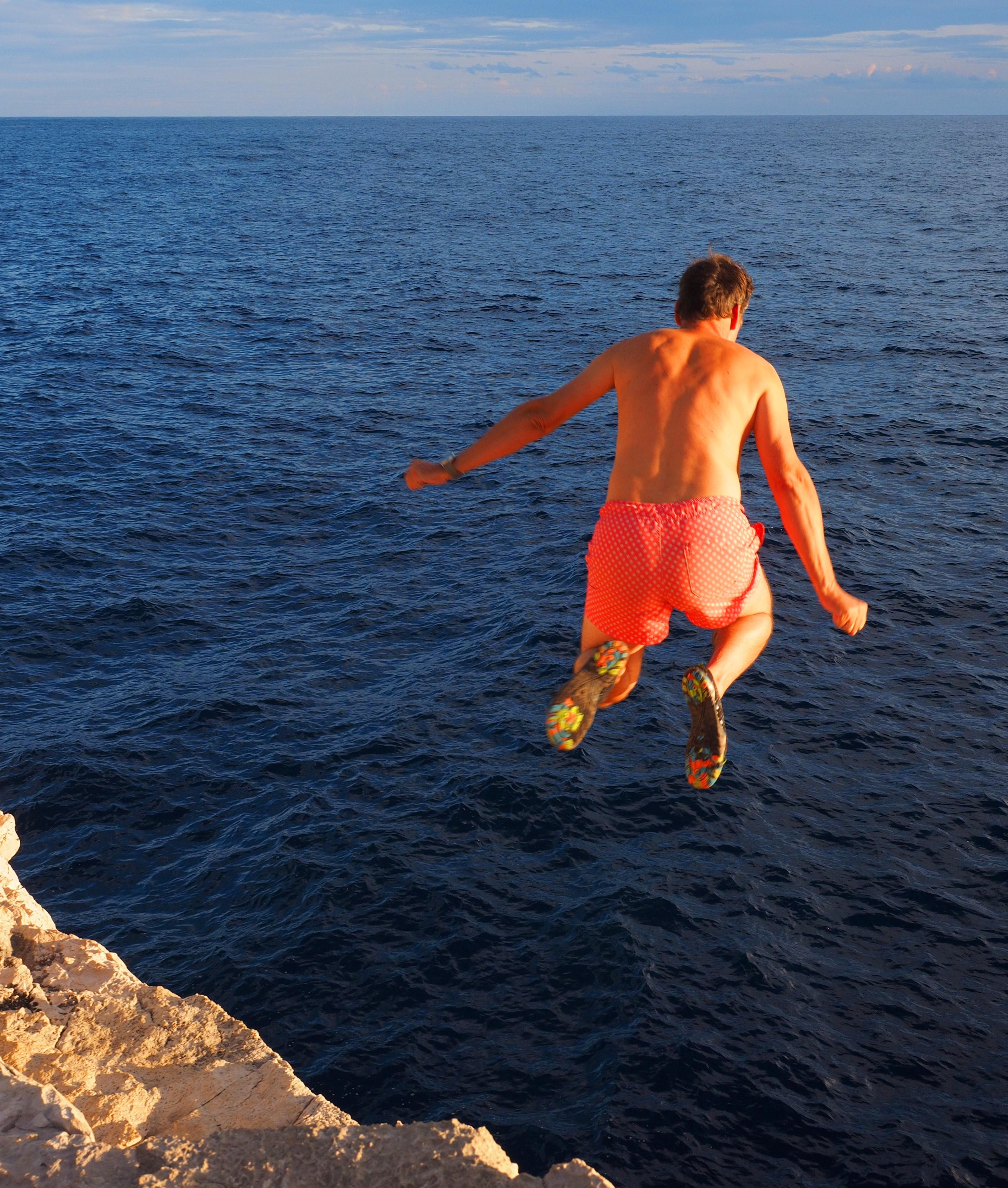 Sprung aus zehn Metern Höhe ins Meer. Die spannende Reportage zu dieser Bildergalerie lesen Sie hier auf www.nn.de.