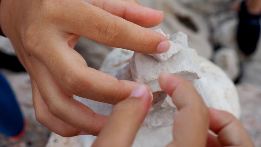 Die Kinder bauen Steinmännchen.