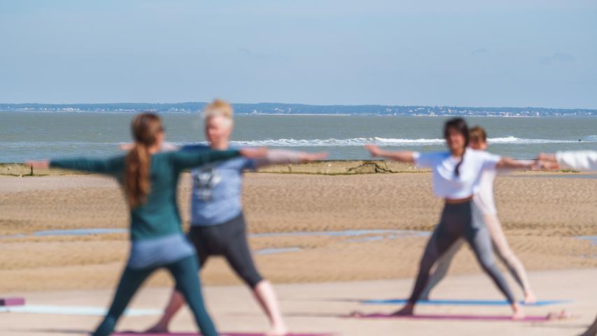 Yoga am Strand, das entspannt: Die Deutsche Katja Thomsen gibt in Soulac ihre Kurse direkt am Meer. Info unter yogaammeer.de