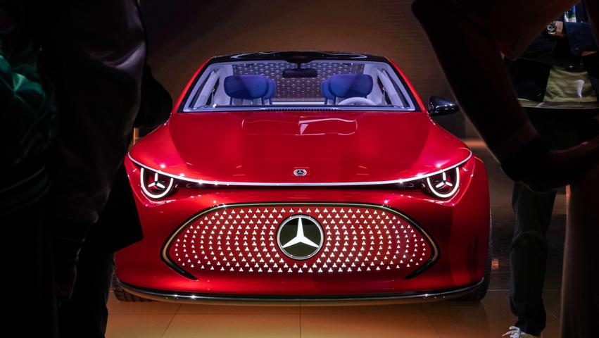 Ganz schön viel Bling-Bling: Animierte und beleuchtete Mercedes-Sternchen allerorten. So dürfte es beim Serienmodell nicht bleiben.