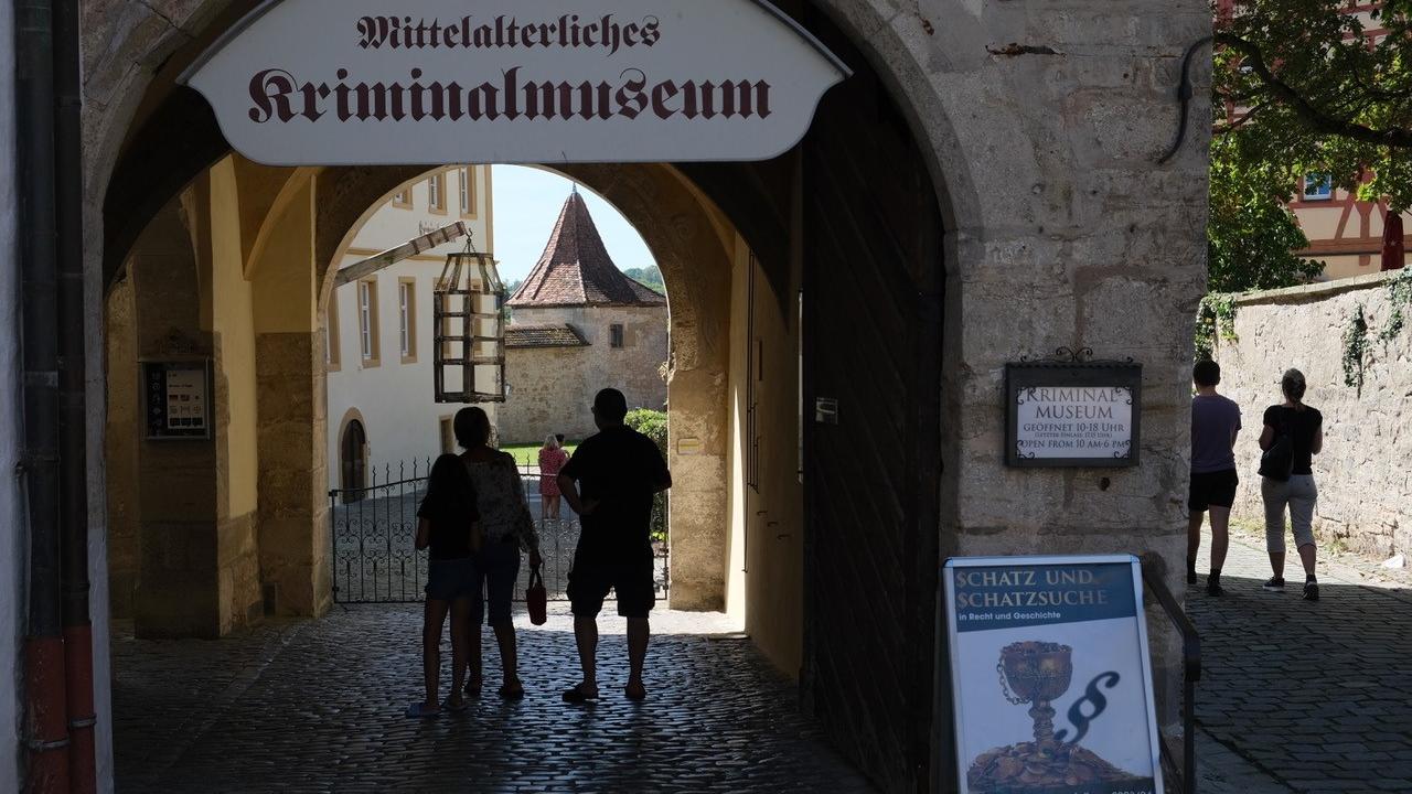 Aus dem Rothenburger Kriminalmuseum wurde ein historischer Gegenstand geklaut. Aus dem Rothenburger Kriminalmuseum wurde ein historischer Gegenstand geklaut.