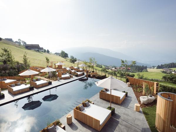Der Panoramapool des Hotel Gitschberg wird mit Bergquellwasser gefüllt - und mit Solarstrom beheizt. 
