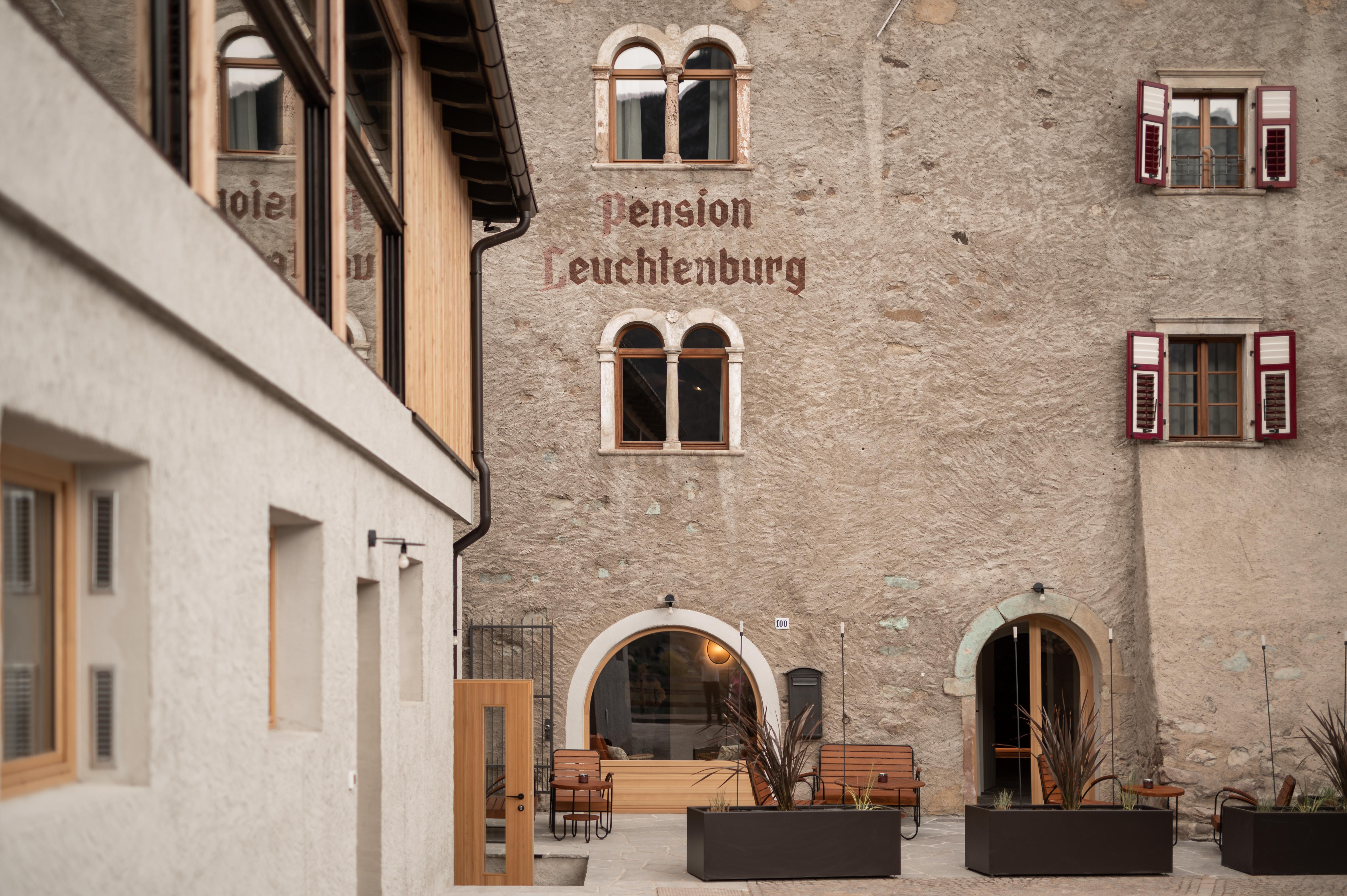 Früher Wehrhaus, heute Gasthaus: Die Pension Leuchtenburg am Kalterer See. Früher Wehrhaus, heute Gasthaus: Die Pension Leuchtenburg am Kalterer See.