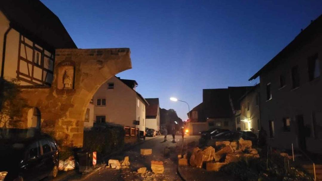 Zentnerschwere Trümmer lagen auf der Straße in Gnadenberg. Zentnerschwere Trümmer lagen auf der Straße in Gnadenberg.