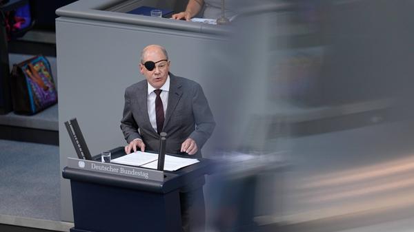 Deutscher Bundestag, 118. Plenarsitzung, Generaldebatte Bundeskanzler Olaf Scholz (SPD) im Portrait bei seiner Rede in d