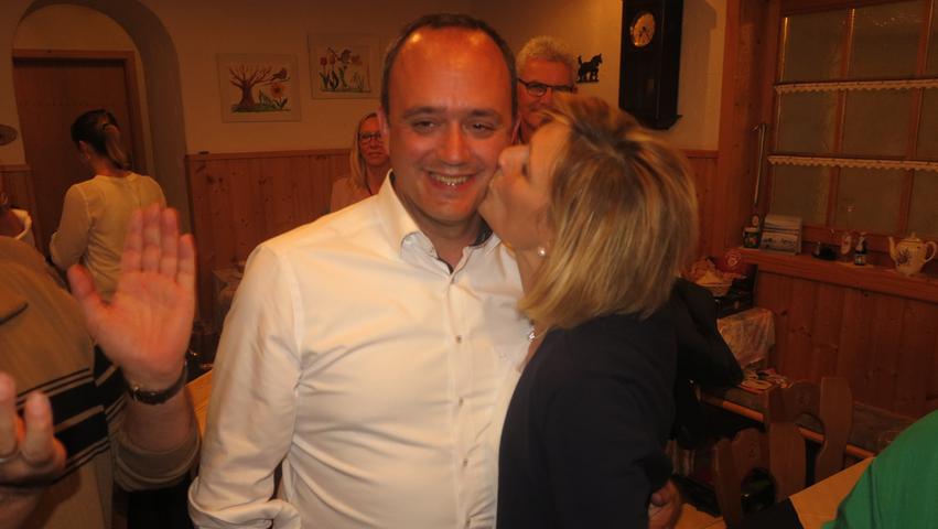 So war es vor fünf Jahren, als die Ergebnisse feststanden. Landtagsabgeordneter Manuel Westphal siegte wie 2013 im hiesigen Stimmkreis und erhielt auf der CSU-Wahlparty einen Kuss von Ehefrau Silke. Im Jahr 2020 wurde Westphal Landrat von Weißenburg-Gunzenhausen.