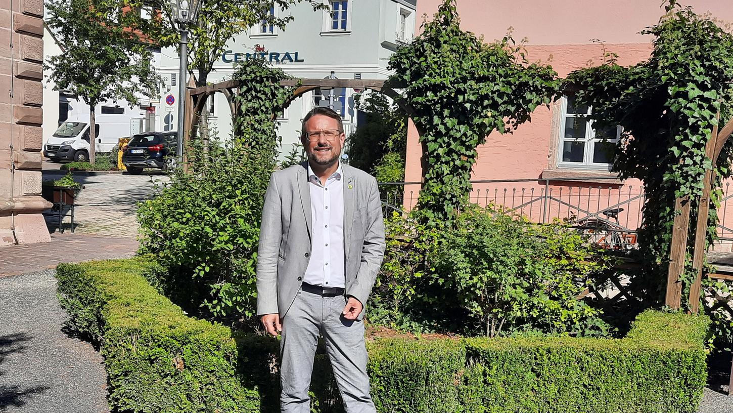 Martin Mändl hat sich fürs Foto - natürlich - ins Grüne gestellt. Passenderweise hinters alte Wendelsteiner Rathaus.  Im Sitzungssaal des neuen Rathauses mischt  er als Fraktionschef der Grünen seit 2020 in der Kommunalpolitik mit. 