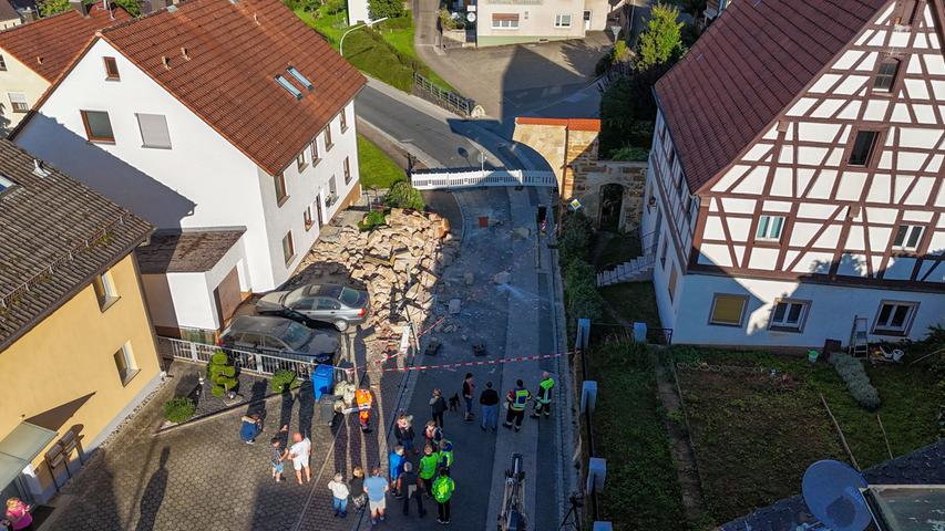 Gnadenberg im Schockzustand: Lkw durchbricht das historische Klostertor
