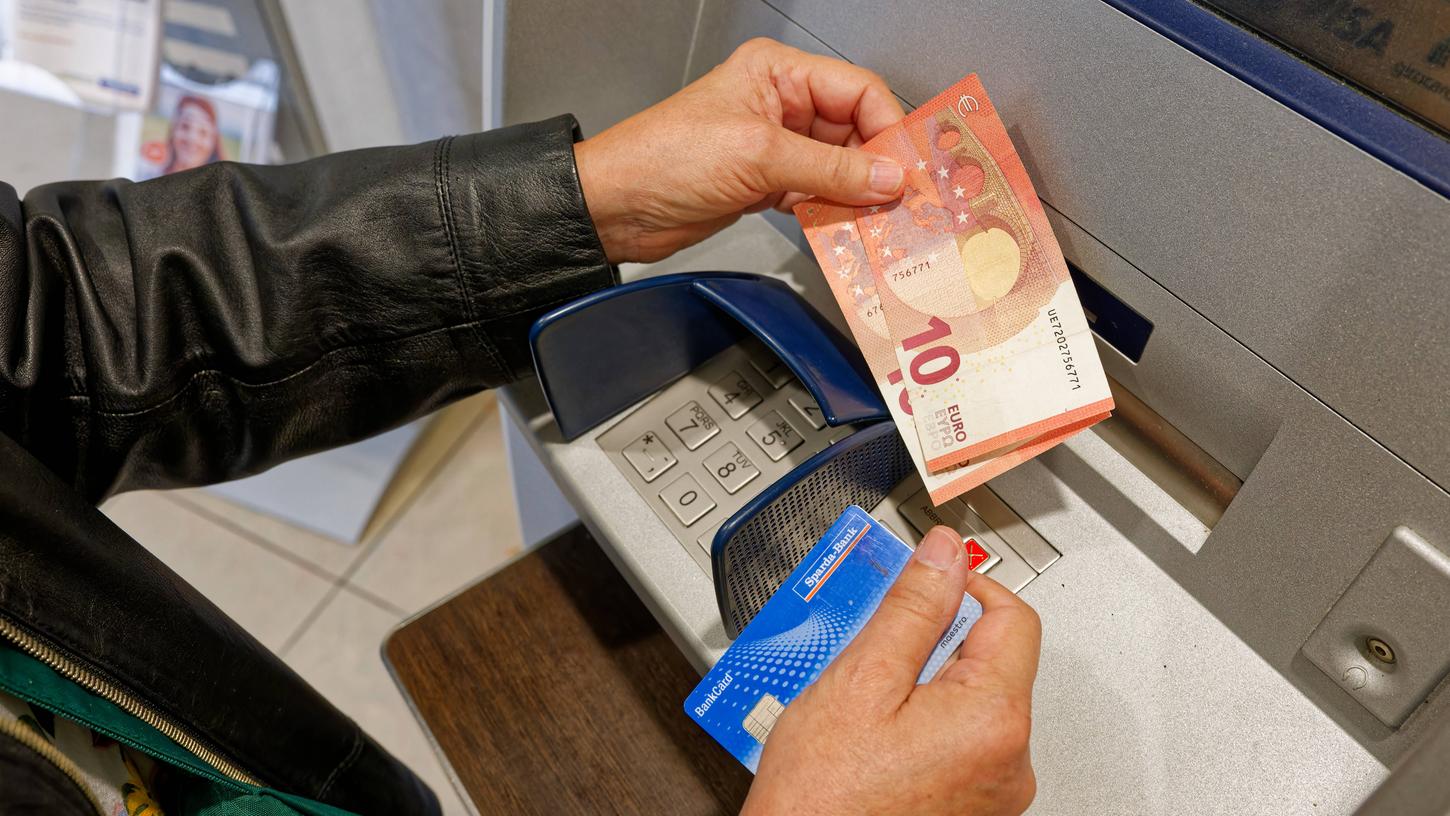 Das Polizeipräsidium Unterfranken rät davon ab, Geld an Unbekannte zu übergeben. Das Polizeipräsidium Unterfranken rät davon ab, Geld an Unbekannte zu übergeben.