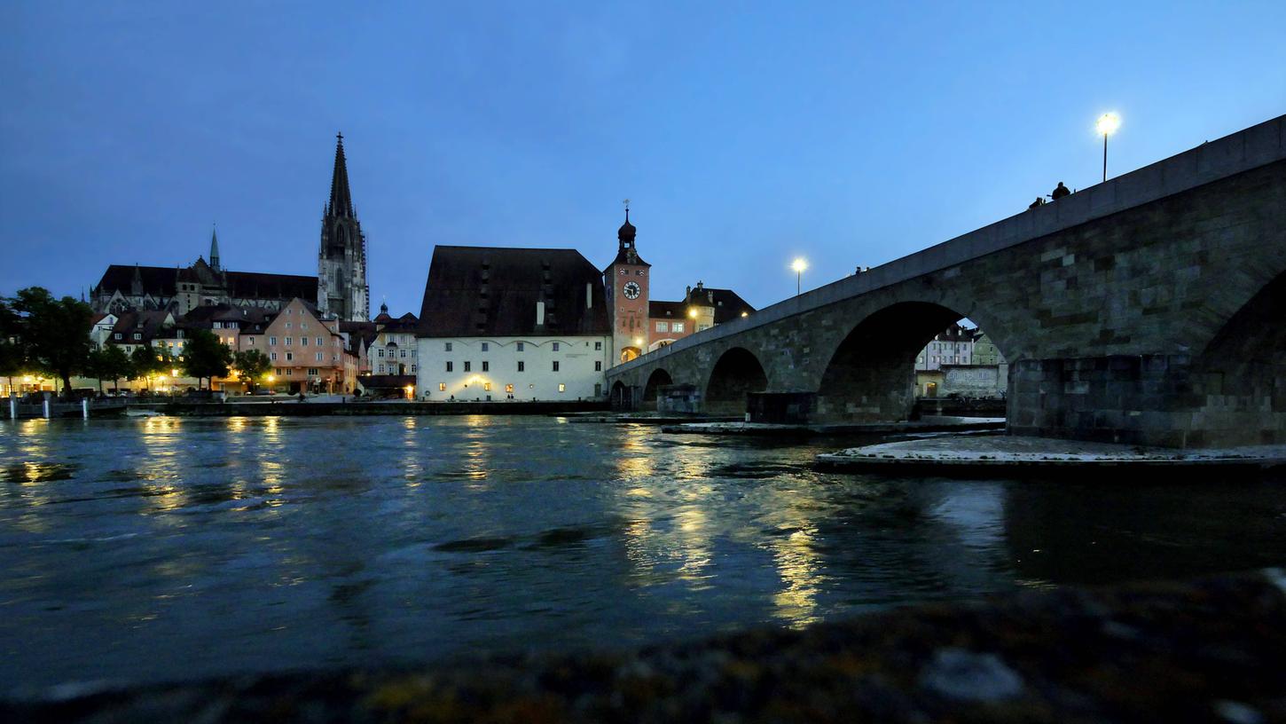 Für die Donau in Regensburg gilt aktuell eine amtliche Hochwasserwarnung - Gefahr für die Bevölkerung aber nicht (Symbolbild). Für die Donau in Regensburg gilt aktuell eine amtliche Hochwasserwarnung - Gefahr für die Bevölkerung aber nicht (Symbolbild).