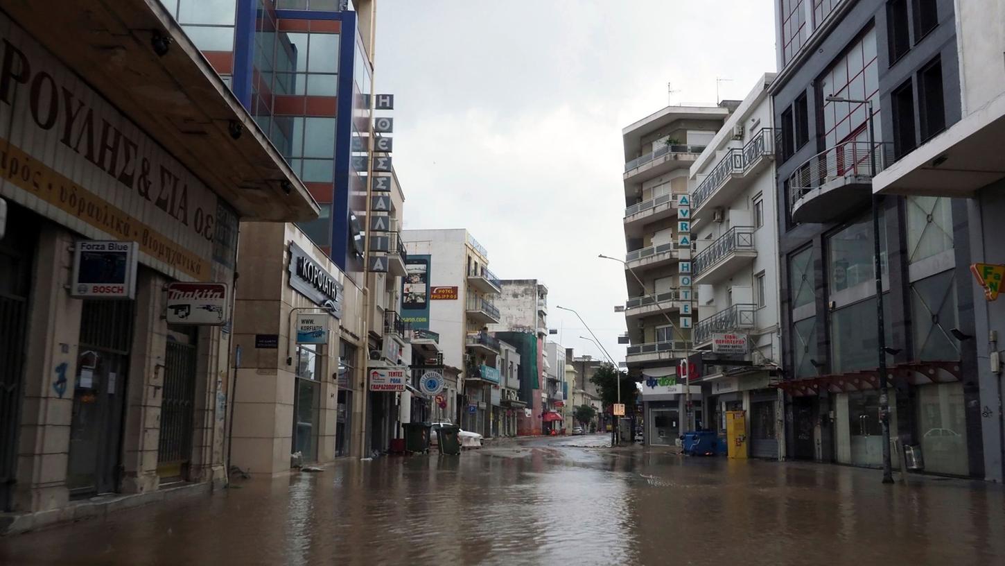 Eine Hauptstraße in Volos nach dem Regensturm.