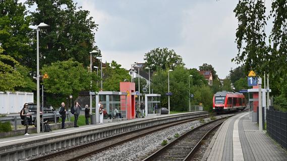 Schock am Bahnhof: Zehnjähriger stürzt ins Gleisbett in Heroldsberg