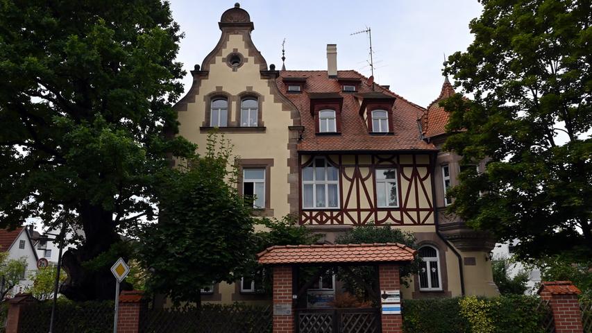Die Schuster-Villa an der Hauptstraße stammt aus der Zeit des Jugendstils.