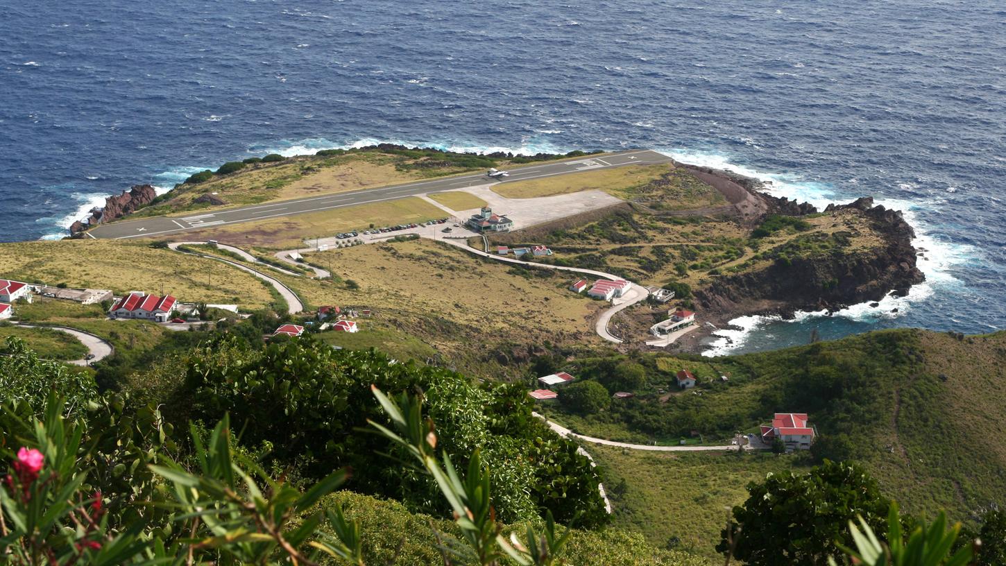 Der Flughafen Juancho E. Yrausquin auf der karibischen Insel Saba gilt als der kleinste Airport der Welt. Der Flughafen Juancho E. Yrausquin auf der karibischen Insel Saba gilt als der kleinste Airport der Welt.