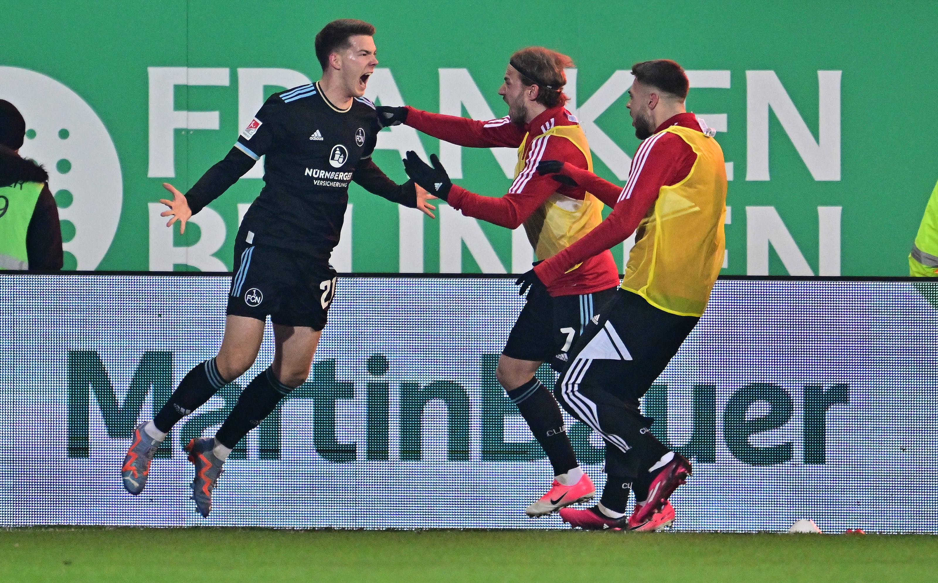 Im 270. Nachbarschaftsduell im Ronhof, als man sich in der Rückrunde wiedersah, hatte der inzwischen von Markus Weinzierl trainierte FCN bei einem Strafstoß zunächst Alu-Glück. Und wahrte seine Zuversicht, aus Fürth etwas mitzunehmen gegen den stärkeren Kontrahenten im Anschluss. Trotz Fürther Vorteile führte der FCN nach über einer Stunde Spielzeit am Laubenweg sogar. Doch Flicks Club-Treffer kassierte der VAR ein. Berechtigterweise.