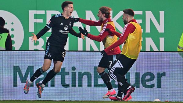 Im 270. Nachbarschaftsduell im Ronhof, als man sich in der Rückrunde wiedersah, hatte der inzwischen von Markus Weinzierl trainierte FCN bei einem Strafstoß zunächst Alu-Glück. Und wahrte seine Zuversicht, aus Fürth etwas mitzunehmen gegen den stärkeren Kontrahenten im Anschluss. Trotz Fürther Vorteile führte der FCN nach über einer Stunde Spielzeit am Laubenweg sogar. Doch Flicks Club-Treffer kassierte der VAR ein. Berechtigterweise.