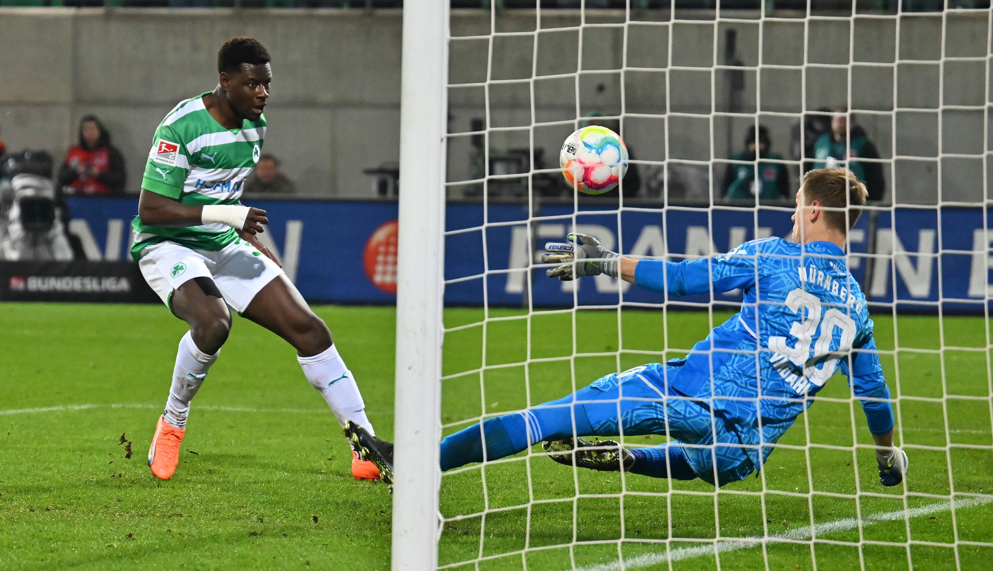 Und Fürth? Verhinderte in Person von Kleeblatt-Kepper Linde Valentinis Treffer und belohnte sich für einen insgesamt besseren Vortrag wenn auch spät. Nachdem Griesbeck noch an Club-Keeper Vindahl gescheitert war, versenkte der eingewechselte Ragnar Ache das Spielgerät aus der Nahdistanz im Nürnberger Gehäuse und oktroyierte den rot-schwarzen Abstiegskämpfern in der Nachspielzeit so ordentlich Kopfschmerzen.