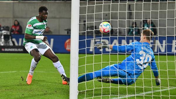 Und Fürth? Verhinderte in Person von Kleeblatt-Kepper Linde Valentinis Treffer und belohnte sich für einen insgesamt besseren Vortrag wenn auch spät. Nachdem Griesbeck noch an Club-Keeper Vindahl gescheitert war, versenkte der eingewechselte Ragnar Ache das Spielgerät aus der Nahdistanz im Nürnberger Gehäuse und oktroyierte den rot-schwarzen Abstiegskämpfern in der Nachspielzeit so ordentlich Kopfschmerzen.