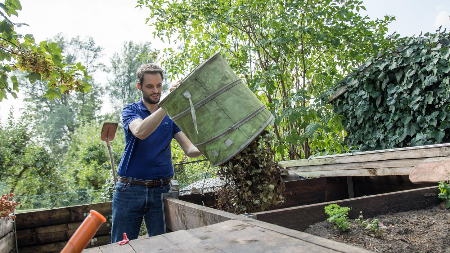 Die Fülle an Laub und Gartenabfällen, die im September anfallen, können Sie sich direkt für Ihren Komposthaufen zunutze machen. Die Fülle an Laub und Gartenabfällen, die im September anfallen, können Sie sich direkt für Ihren Komposthaufen zunutze machen.