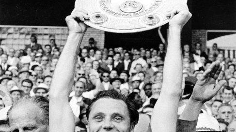 Nach dem 3:0-Triumph gegen zuvor favorisierte, aber chancenlose Dortmunder (Titelträger 1956, 1957) war nicht nur Heiner Stuhlfauth begeistert. 