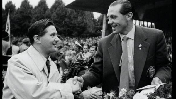 Die Rückreise aus der Schweiz geriet für das DFB-Team zur Triumphfahrt. Natürlich auch für "Maxl", dem sein Bruder Robert hier in Nürnberg gratuliert.