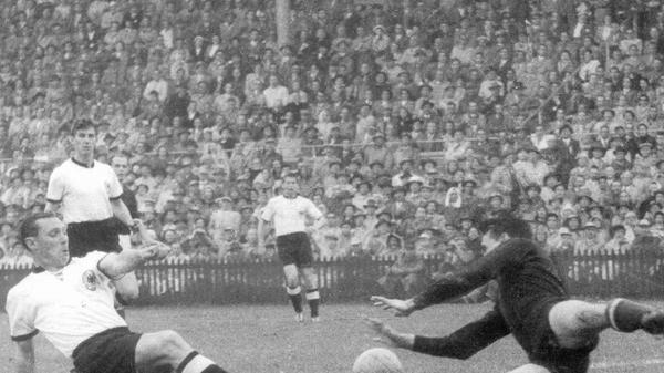 Bei der WM 1954 machte sich Morlock auf der großen Weltfußball-Bühne spätestens im Finale gegen die favorisierten Ungarn einen Namen. Durch seinen 1:2-Anschlusstreffer in der 10. Minute kitzelte er die Neuronen der Zuschauer im Wankdorf-Stadion ebenso wie die der Anhänger in der Heimat und schrieb die Ouvertüre zum "Wunder von Bern". Später gab Morlock stolz zu Protokoll: "Das war mein liebstes und mein wichtigstes Tor!"