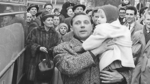 Gutdotierte Angebote ausländischer Vereine ließ der 36-Jährige im Postfach liegen. 1961 führte er seine Farben zum achten Meistertitel, im Folgejahr zum Pokal-Sieg. Dass es noch Wichtigeres als den Sport gibt, dokumentiert Morlock hier mit seiner Jüngsten auf dem Arm. Im Hintergrund ist seine Frau Inge zu sehen.