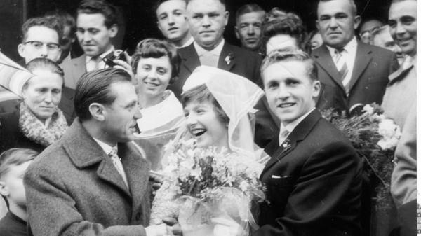 Doch nicht nur als Hauptinterpret machte der "Maxl" bei Hochzeiten eine gute Figur. Wie vor dem gegnerischen Kasten war der FCN-Kapitän auch Anfang November 1960 bei der kirchlichen Trauung von Mannschaftskamerad Heini Müller als Erster zur Stelle, um in Roth dem Club-Linksaußen und dessen Frau Carola Glückwünsche zu übermitteln.
