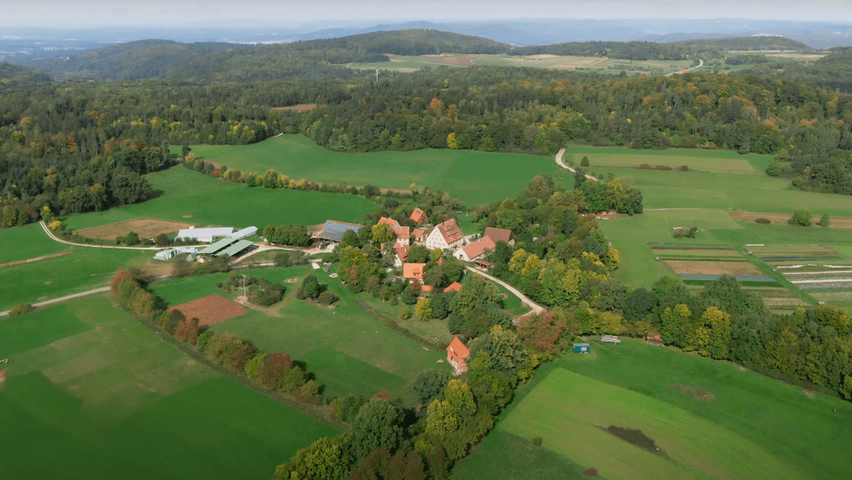 In der Hofgemeinschaft Vorderhaslach leben insgesamt vier Familien, die rund 100 Hektar Fläche bewirtschaften. Um die Zukunft des Hofes zu sichern, suchen sie nach Investoren.