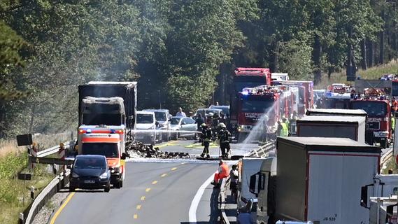 Auf der A3 brannte zwischen Erlangen und Höchstadt ein LKW vollständig aus