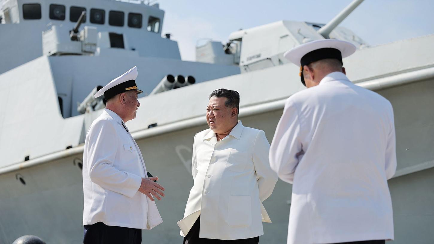 Nordkoreas Kim Jong Un beim Besuch einer Marine-Einheit.