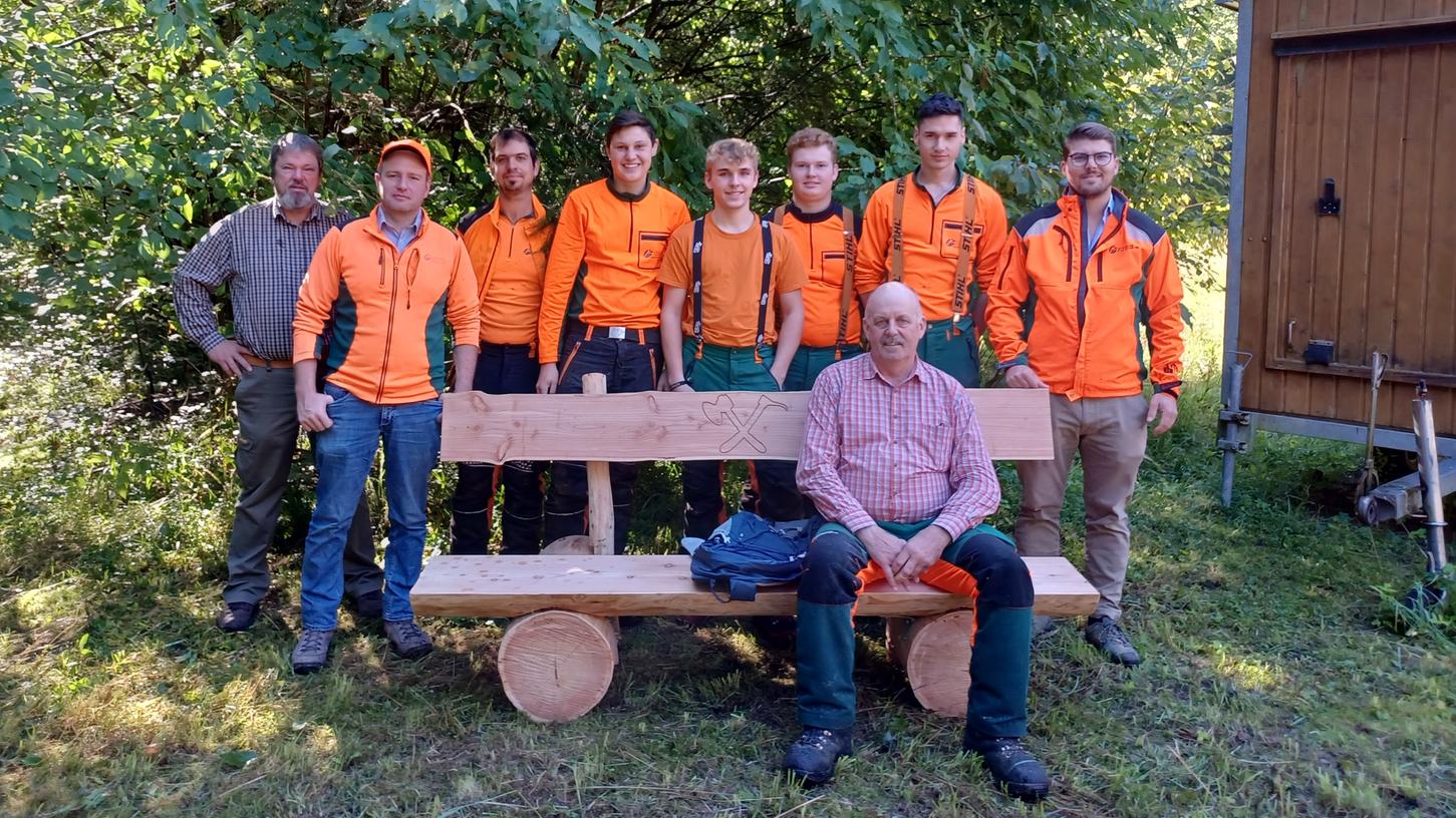 Das Bild zeigt stehend links den bisherigen Revierförster Georg Stangenberg und daneben seinen Nachfolger Michael Hagenheimer und weitere Kollegen vom Forstrevier Treuchtlingen, sowie vorne sitzend Bernhard Roth.