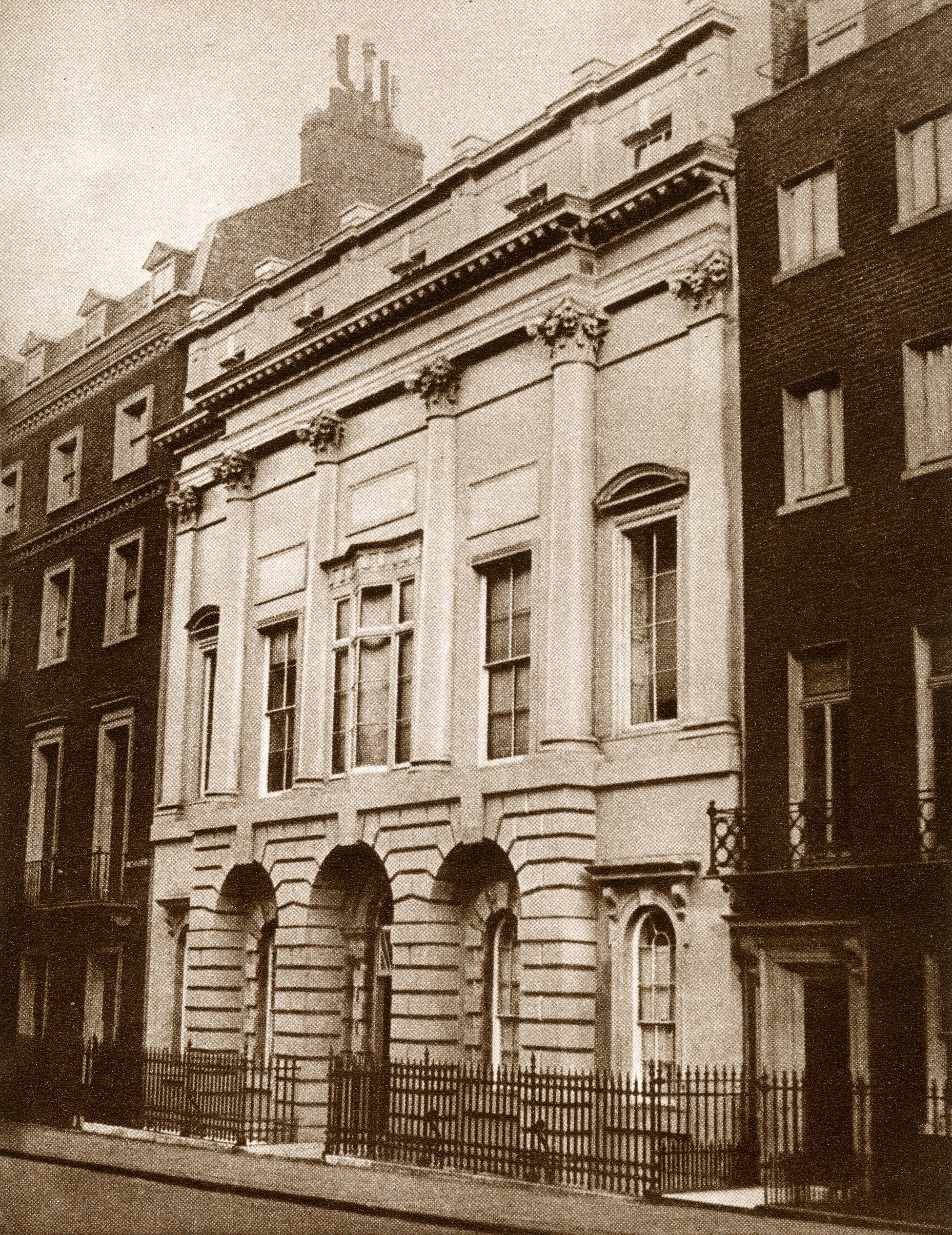 London, 17 Burton Street: In diesem Haus erblickte am 21. April 1926 die kleine Elisabeth das Licht der Welt. Ihre Eltern sind blauen Blutes: Prinz Albert, Herzog von York und später als George VI. König von Großbritannien, und seine Frau, Elizabeth Bowes-Lyon, Tochter des schottischen Grafen. Noch ahnt die Neugeborene nicht, dass sie eines Tages den Thron einer Weltmacht besteigen wird.