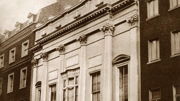 London, 17 Burton Street: In diesem Haus erblickte am 21. April 1926 die kleine Elisabeth das Licht der Welt. Ihre Eltern sind blauen Blutes: Prinz Albert, Herzog von York und später als George VI. König von Großbritannien, und seine Frau, Elizabeth Bowes-Lyon, Tochter des schottischen Grafen. Noch ahnt die Neugeborene nicht, dass sie eines Tages den Thron einer Weltmacht besteigen wird.