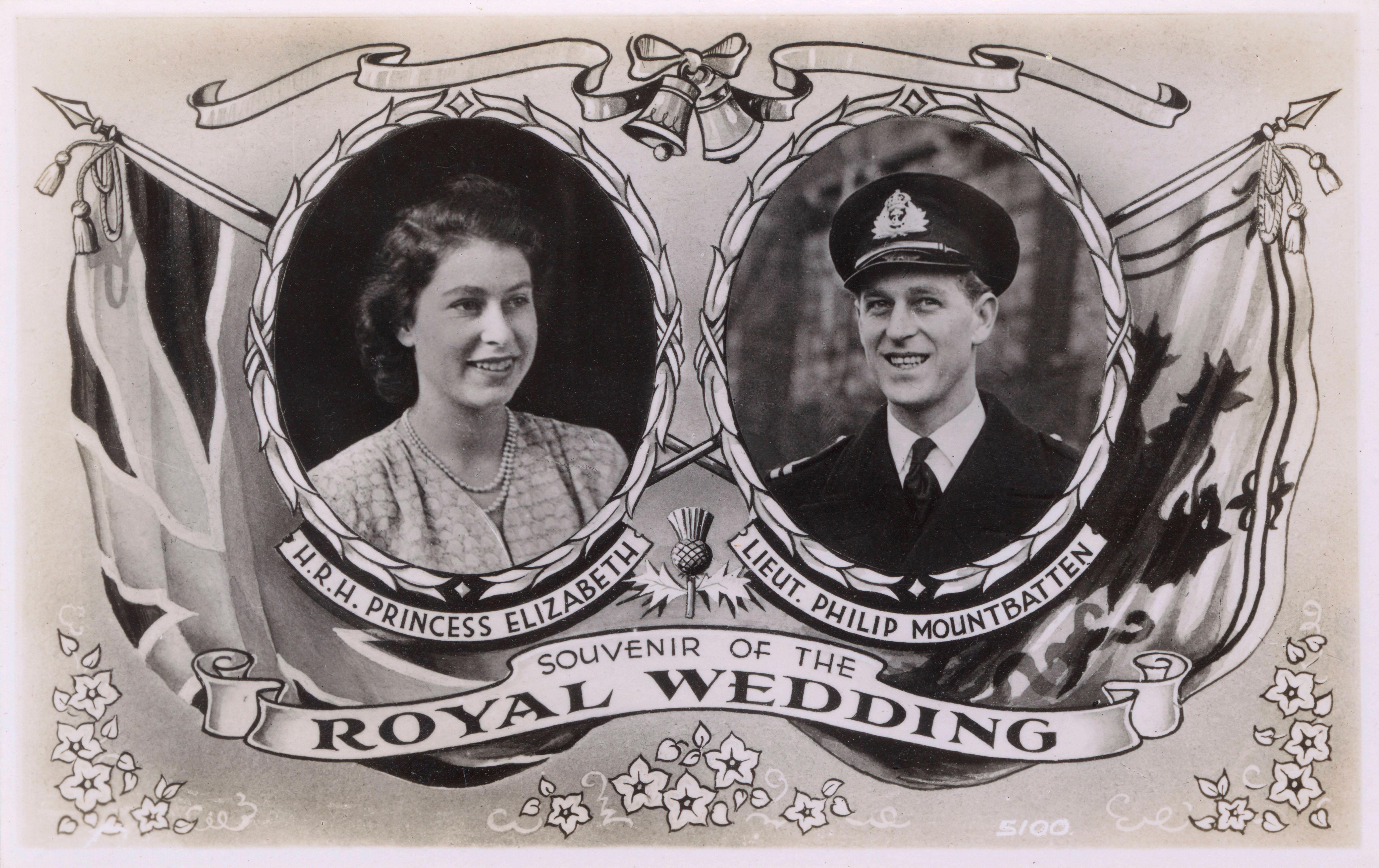 Hach, sie werden ja so schnell erwachsen: Am 20. November 1947 heiratet die junge Prinzessin den Mann, der fast bis zu ihrem Tod an ihrer Seite stehen wird - Prinz Phillip, Duke of Edinburgh. Die beiden geben sich in Westminster Abbey das Jawort. Diese Postkarte aus dem gleichen Jahr soll die frohe Botschaft in die Welt tragen.